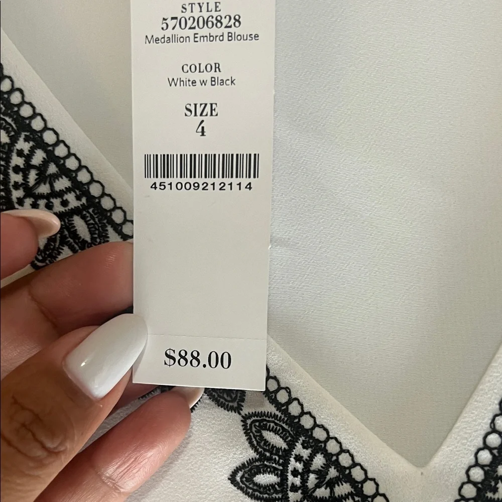 White House Black Market white Top with Black Detailing - Picture 4 of 11